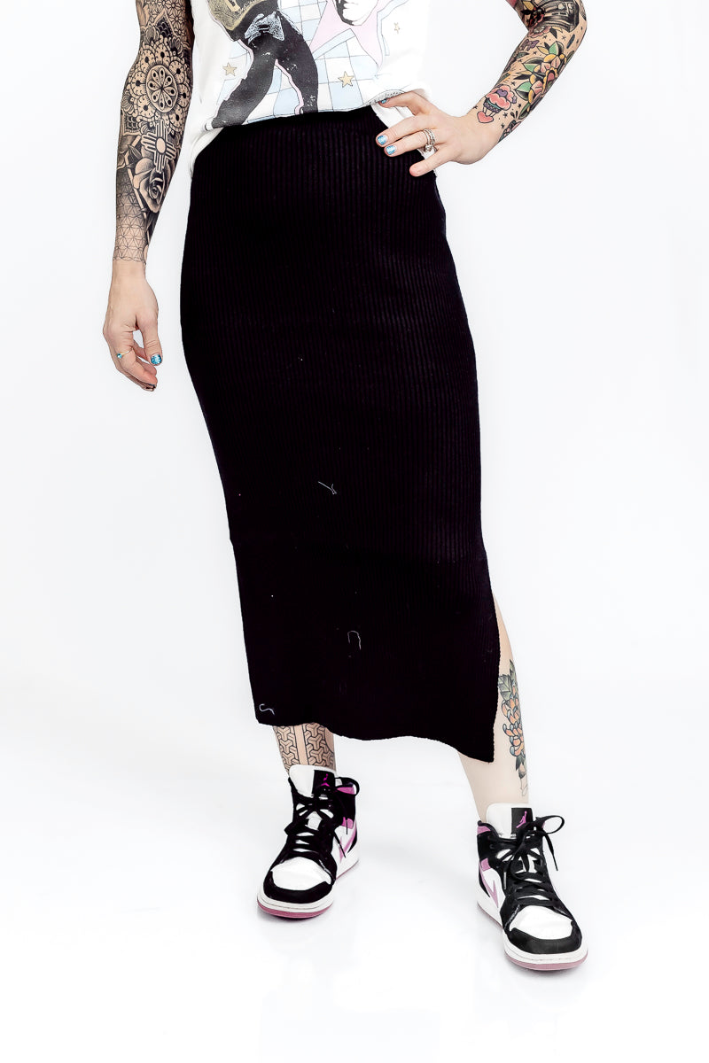 Black Elegance Ribbed knit Midi Skirt- P44